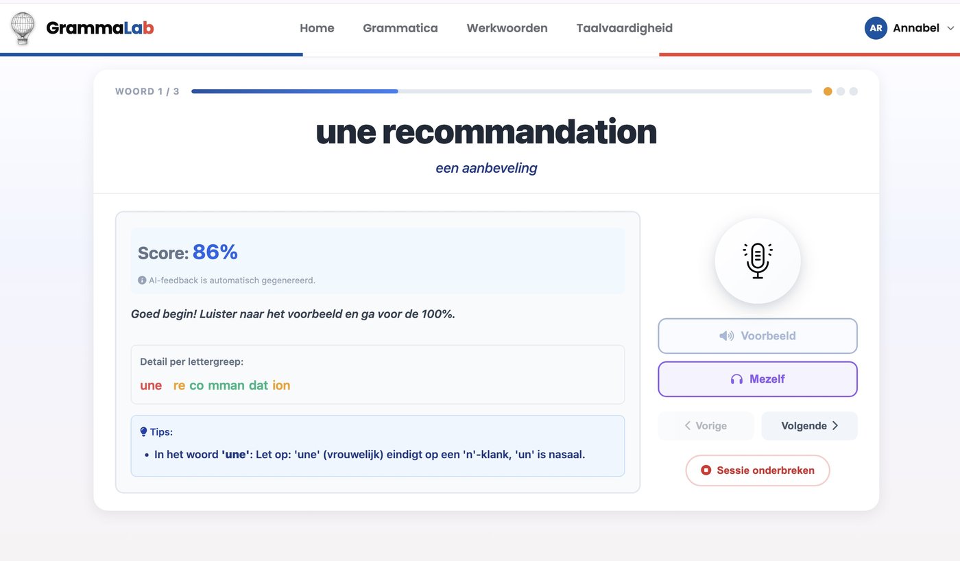 Voorbeeld van de uitspraakmodule in GrammaLab: feedback per syllabe op het woord 'une recommandation' met een score van 86%, een voorbeeldknop en een Mezelf-knop om de eigen opname terug te luisteren.